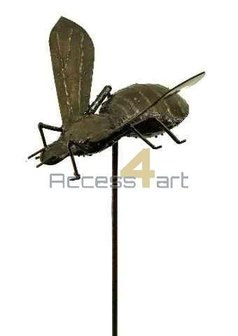 Metalen vogel, hommel vogel op stok. Tuinvogel uit Zimbabwe. Birds of Zimbabwe metalen vogels in tuin uit Afrika.