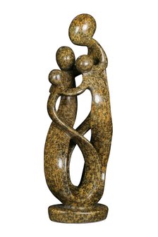 Speksteen familiebeeld gezin 4 personen steen, bruin leopard. Familie en geboorte kunst voor jubileum en goud zilver bruiloft. 