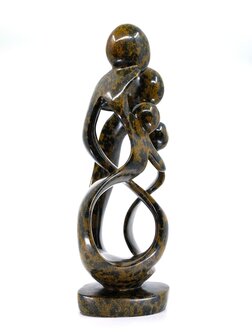 Beeld gezin 4 personen steen. Familie en geboorte kunst voor jubileum en goud zilver bruiloft. Beeld van vader, moeder en kind.