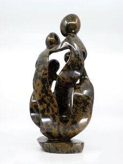 Beeld gezin 4 personen steen. Familie en geboorte kunst voor jubileum en goud zilver bruiloft. Beeld van vader, moeder en kind.