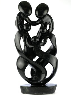 Speksteen familiebeeld gezin 5 personen. Stenen kunst uit Afrika in modern huis en interieur. Familie en geboorte kunst voor ju