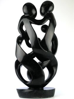 Speksteen familiebeeld gezin 5 personen. Stenen kunst uit Afrika in modern huis en interieur. Familie en geboorte kunst voor ju