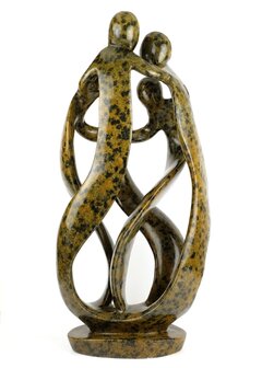 Speksteen beeld familie 5 personen bruin en zwart. Stenen familiebeeld en geboorte kunst voor jubileum en goud zilver bruiloft.