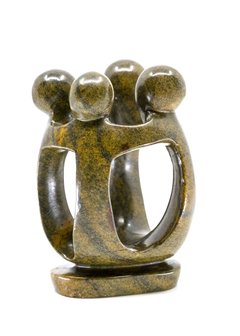 Stenen beeld groep vier personen 15 cm hoog, bruin