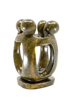 Stenen beeld groep vier personen 15 cm hoog, bruin