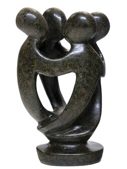 Stenen beeld groep vier personen 20 cm hoog, groen