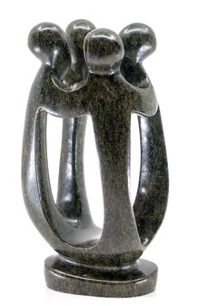 Stenen beeld groep vier personen 18 cm hoog, groen