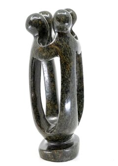 Stenen beeld groep vier personen 18 cm hoog, groen