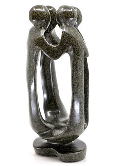 Stenen beeld groep vier personen 25 cm hoog, groen