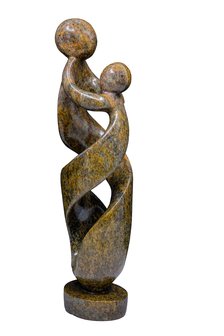 Stenen beeld twee personen moeder en kind 36 cm hoog, bruin