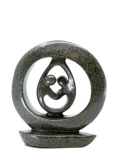 Beeld echtpaar 2 personen steen. Familie en liefdespaar kunst voor jubileum en goud zilver bruiloft. Beeld van vader, moeder.