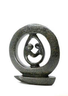 Beeld echtpaar 2 personen steen. Familie en liefdespaar kunst voor jubileum en goud zilver bruiloft. Beeld van vader, moeder.