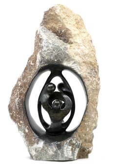 Beeld gezin 4 personen ruwe steen. Familie en geboorte voor jubileum en goud zilver bruiloft. Beeld van vader, moeder en kind.