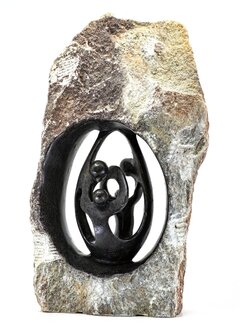 Beeld gezin 4 personen ruwe steen. Familie en geboorte voor jubileum en goud zilver bruiloft. Beeld van vader, moeder en kind.