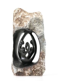 Beeld gezin 4 personen ruwe steen. Familie en geboorte voor jubileum en goud zilver bruiloft. Beeld van vader, moeder en kind.