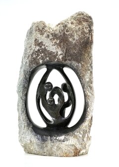 Beeld gezin 4 personen ruwe steen. Familie en geboorte voor jubileum en goud zilver bruiloft. Beeld van vader, moeder en kind.