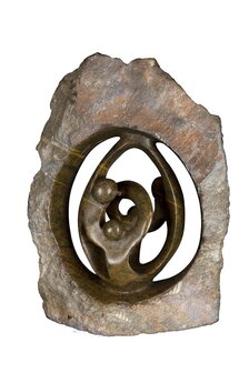 Beeld gezin 4 personen bruin ruwe speksteen bruin. Familie en geboorte voor jubileum en bruiloft. Beeld vader, moeder en kind.