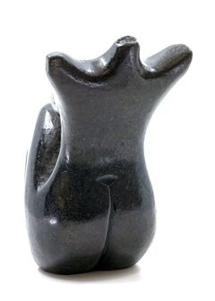 Stenen beeld torso knielend 1 persoon, 17 cm hoog, zwart