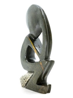 Stenen beeld denker zittend abstract 1 persoon, 17 cm hoog, groen