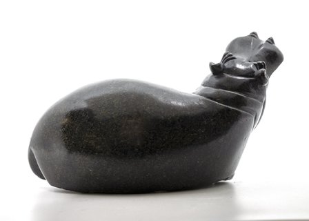 Stenen beeld nijlpaard liggend 1 dier, 11 cm hoog, zwart