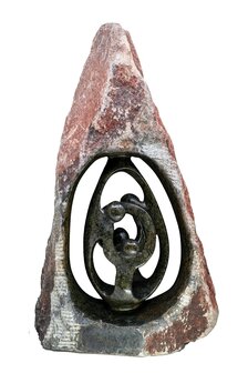 Beeld gezin 4 personen ruwe steen. Familie en geboorte voor jubileum en goud zilver bruiloft. Beeld van vader, moeder en kind.