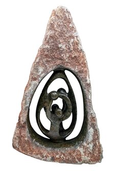 Beeld gezin 4 personen ruwe steen. Familie en geboorte voor jubileum en goud zilver bruiloft. Beeld van vader, moeder en kind.