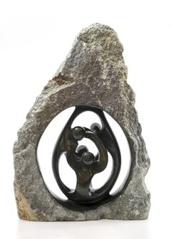 Beeld gezin 4 personen ruwe steen. Familie en geboorte voor jubileum en goud zilver bruiloft. Beeld van vader, moeder en kind.