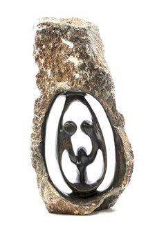 Speksteen beeld familie gezin 3 personen. Bruine steen beeld Familie en geboorte kunst voor jubileum en goud zilver bruiloft