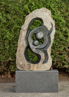 Stenen beeld ruwe lover familie 2 personen, 89 cm hoog, groen