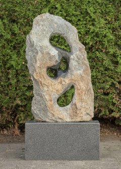 Stenen beeld ruwe lover familie 2 personen, 89 cm hoog, groen