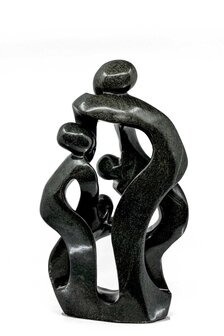 Beeld gezin 4 personen steen. Familie en geboorte kunst voor jubileum en goud zilver bruiloft. Beeld van vader, moeder en kind.