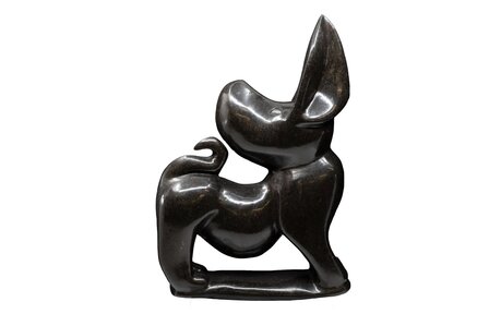 Stenen beeld hond, zwarte serpentijn uit Tengenenge. Beeld van hond uit steen, kunst uit Afrika, Zimbabwe