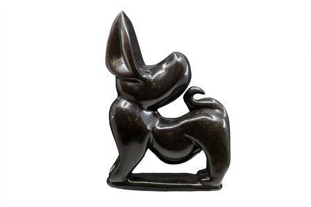 Stenen beeld hond, zwarte serpentijn uit Tengenenge. Beeld van hond uit steen, kunst uit Afrika, Zimbabwe