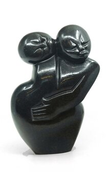 Beeld gezin 2 personen steen. Familie en geboorte kunst voor jubileum en goud zilver bruiloft. Beeld van vader, moeder en kind.