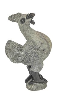 Stenen dieren beeld haan en kip in de woonkamer. Kip stenen kunst in huis. Grijze haan in de vensterbank.