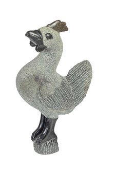 Stenen dieren beeld haan in de woonkamer. Kip stenen kunst in huis. Grijze haan in de vensterbank.