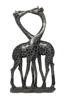 Stenen dieren beeld giraffe in de woonkamer. Giraffe stenen kunst in huis. Zwarte giraffes koppel voor in de vensterbank.