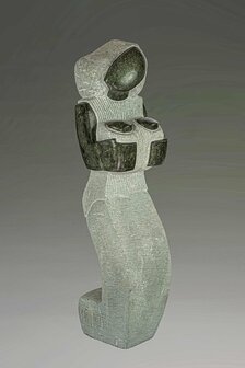 Stenen beeld abstract zorgende moeder. Uniek stenen beeld Caring mother, moeder en kind, Kenneth Laisi