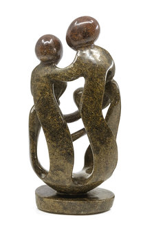 Beeld gezin 5 personen steen. Familie en geboorte kunst voor jubileum en goud zilver bruiloft. Beeld van vader, moeder en kind.