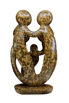 Beeld gezin 5 personen steen bruin. Familie en geboorte kunst voor jubileum en bruiloft. Beeld van vader, moeder en kind.