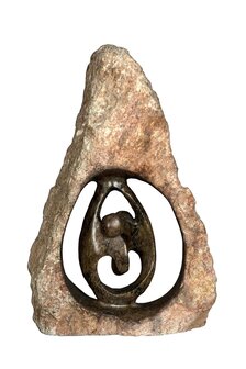 Speksteen beeld bruin twee personen familie en gezin uit ruwe steen met bruin en zwart