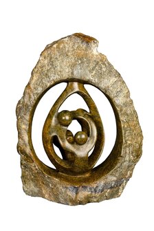 Beeld gezin 4 personen ruwe speksteen bruin. Familie en geboorte voor jubileum en bruiloft. Beeld vader, moeder en kind.