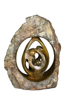 Beeld gezin 4 personen ruwe speksteen bruin. Familie en geboorte voor jubileum en bruiloft. Beeld vader, moeder en kind.