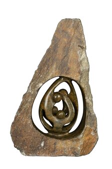 Beeld gezin 4 personen ruwe speksteen bruin. Familie en geboorte voor jubileum en bruiloft. Beeld vader, moeder en kind.