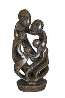 Speksteen beeld van familie met 5 personen. Stenen kunst uit Zimbabwe, Afrika.