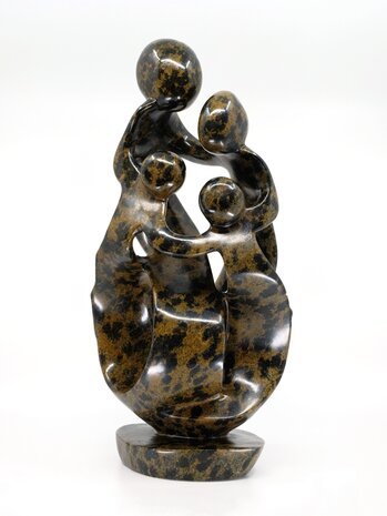 Beeld gezin 4 personen steen. Familie en geboorte kunst voor jubileum en goud zilver bruiloft. Beeld van vader, moeder en kind.