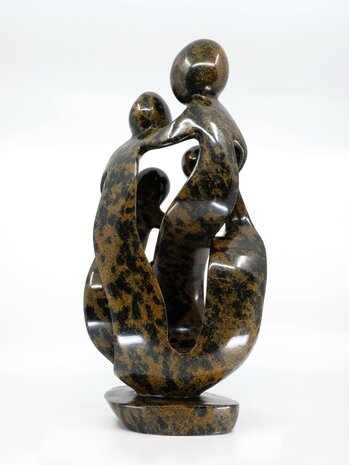 Beeld gezin 4 personen steen. Familie en geboorte kunst voor jubileum en goud zilver bruiloft. Beeld van vader, moeder en kind.