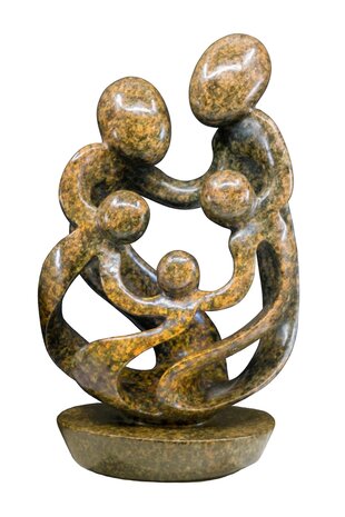 Speksteen familiebeeld gezin 5 personen steen bruin. Familie en geboorte kunst voor jubileum en bruiloft.