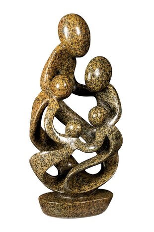 Speksteen familiebeeld gezin 5 personen steen. Familie en geboorte kunst voor jubileum en goud zilver bruiloft. Bruin beeld