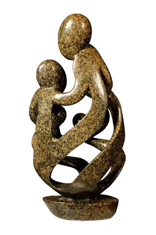 Speksteen familiebeeld gezin 5 personen steen. Familie en geboorte kunst voor jubileum en goud zilver bruiloft. Bruin beeld